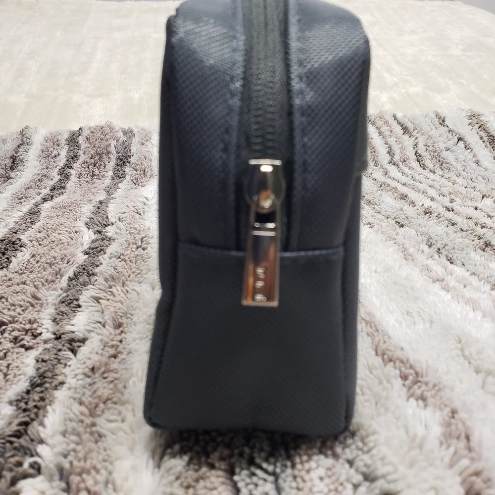 TUMI For Delta Lined Toiletries Bag With Zipper And Silver TUMI Logo